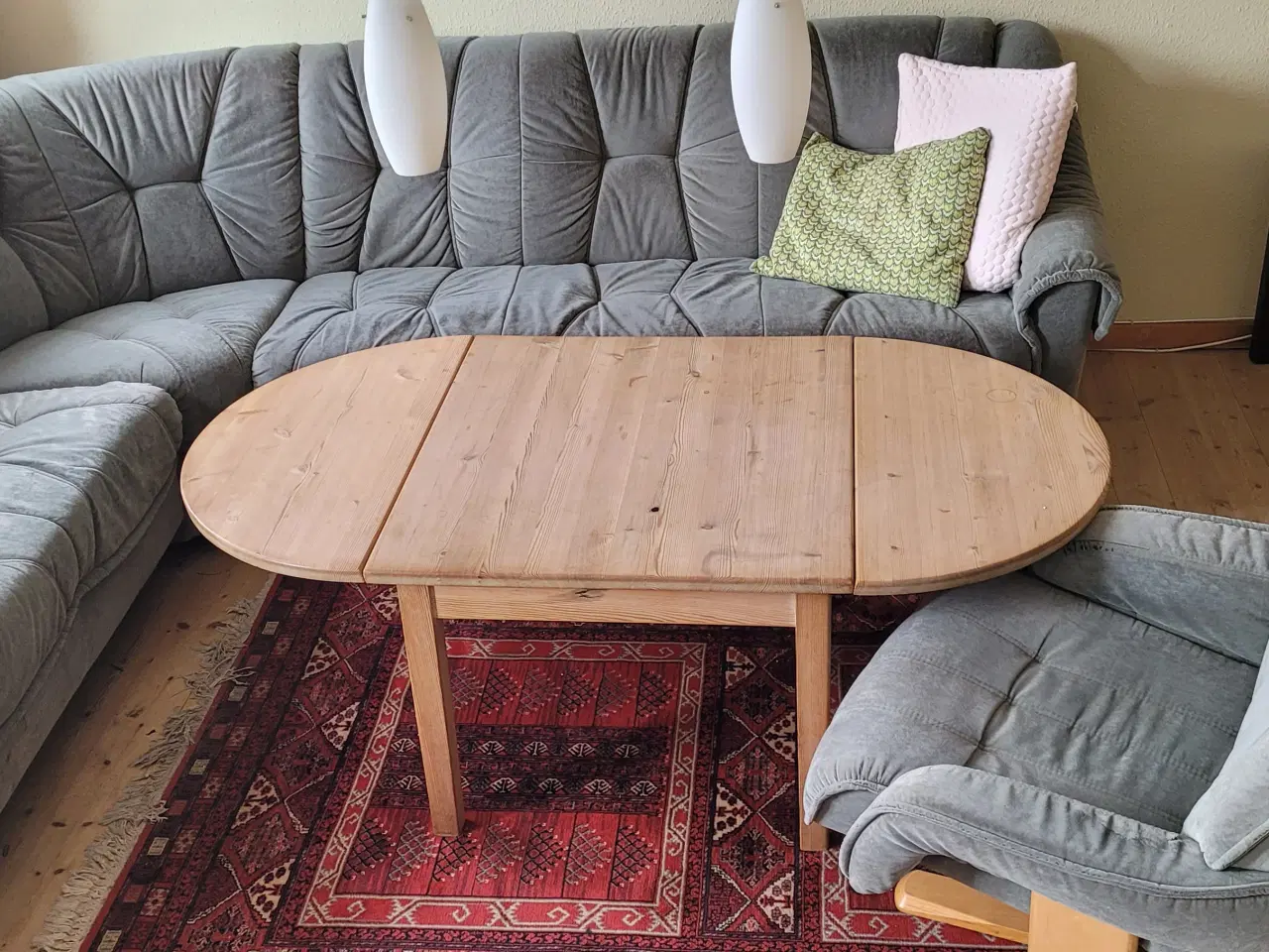 Billede 2 - Hjørnesofa med sofabord og stol