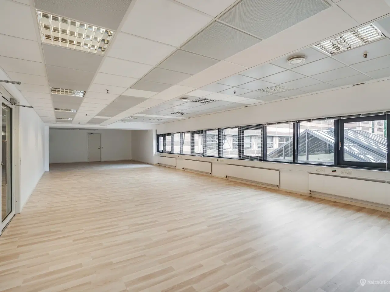 Billede 1 - FLERBRUGEREJENDOM m. kantine. reception og gratis parkering