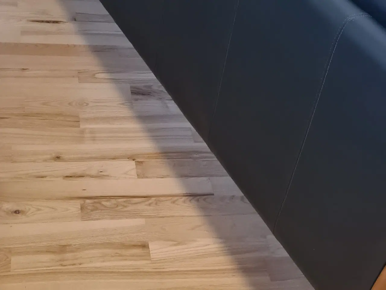 Billede 2 - Lædersofa, mørkegrøn med kirsebærstel