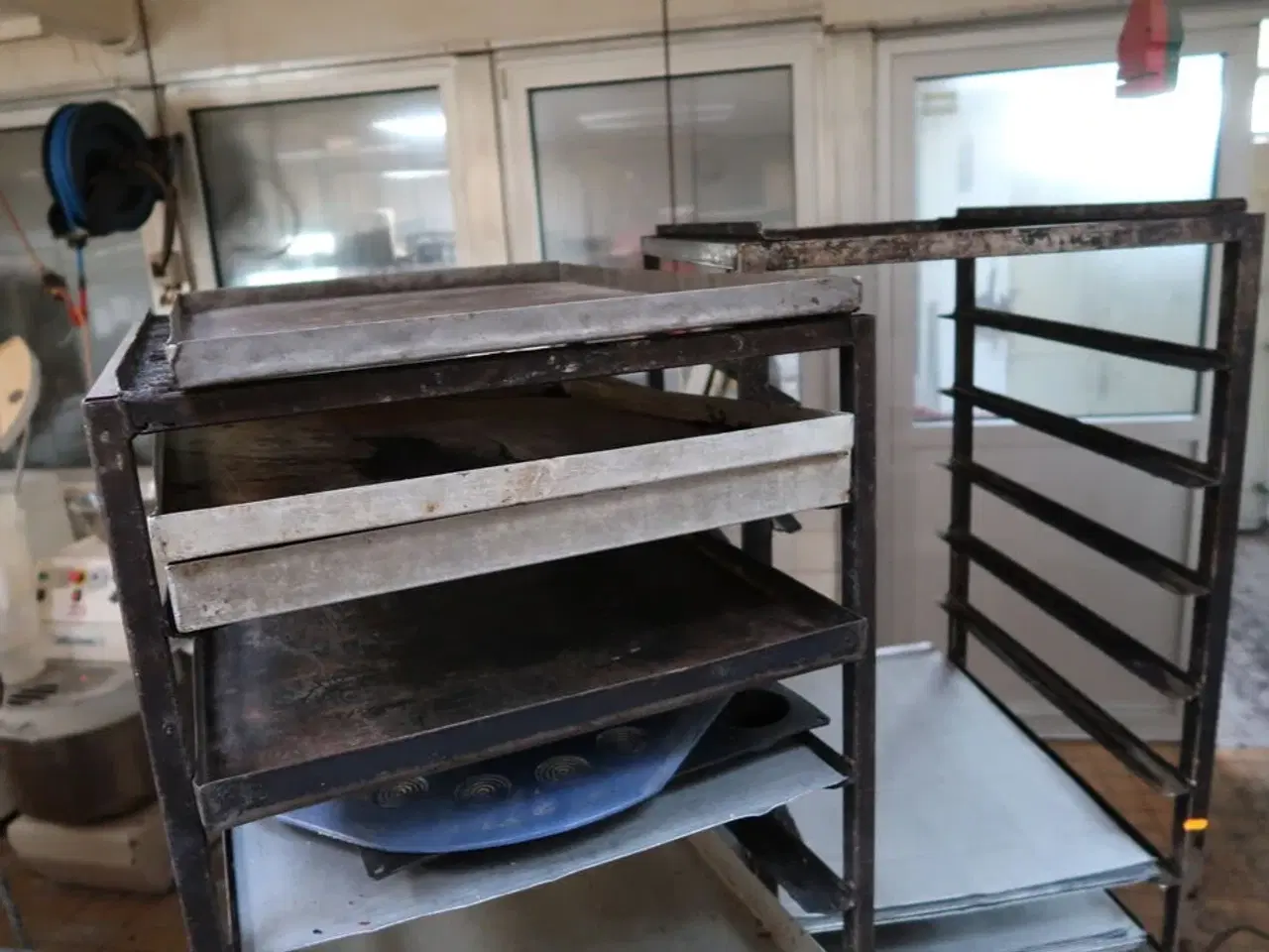 Billede 3 - 2 stk. stikvogne med div. Bageplader og forme