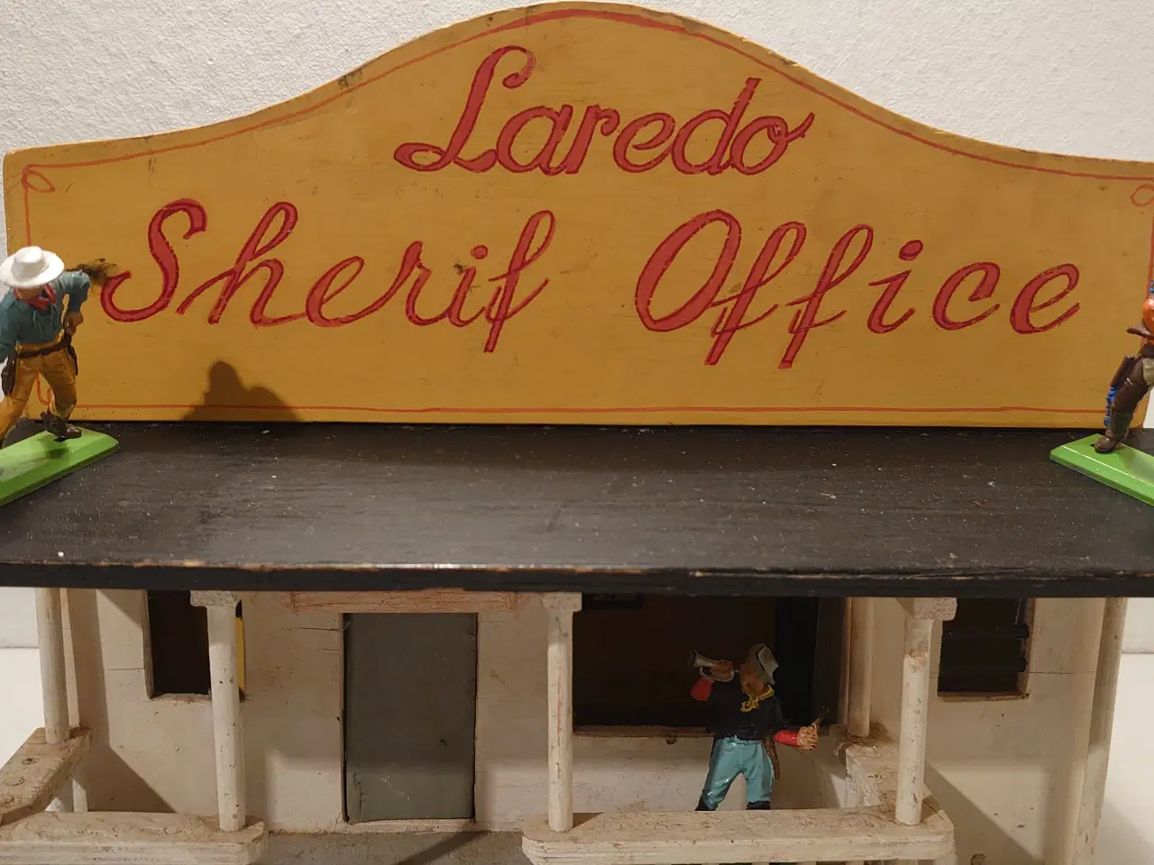 Billede 2 - Gammelt Sherifkontor m. 9 Britains+1 Timpo figur.