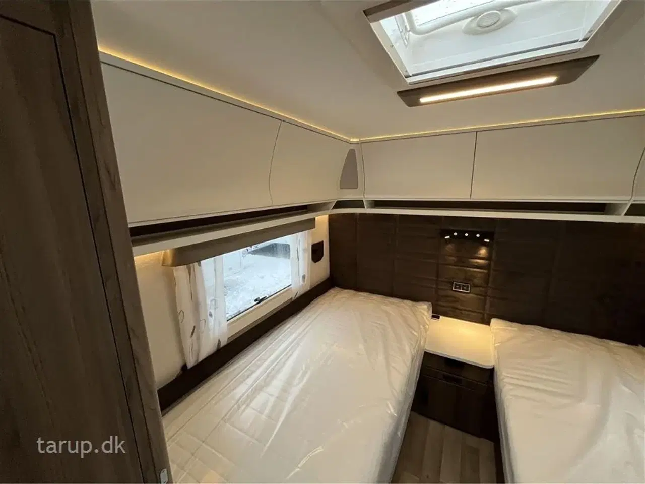 Billede 13 - 2026 - Kabe Ametist 560 GLE KS B2 PREMIUM LINE   enkeltsenge, udtræk til dobbeltseng, rundsiddegruppe i mørkegråt skind, ALDE centralvarme, vandbåren gulvvarme, stort kompressor køleskab