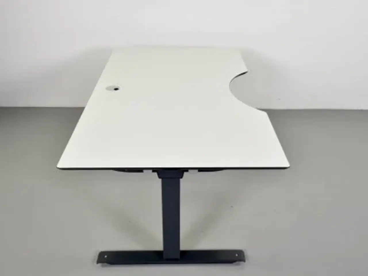Billede 3 - Hæve-/sænkebord med ny hvid plade og på mørkegrå stel