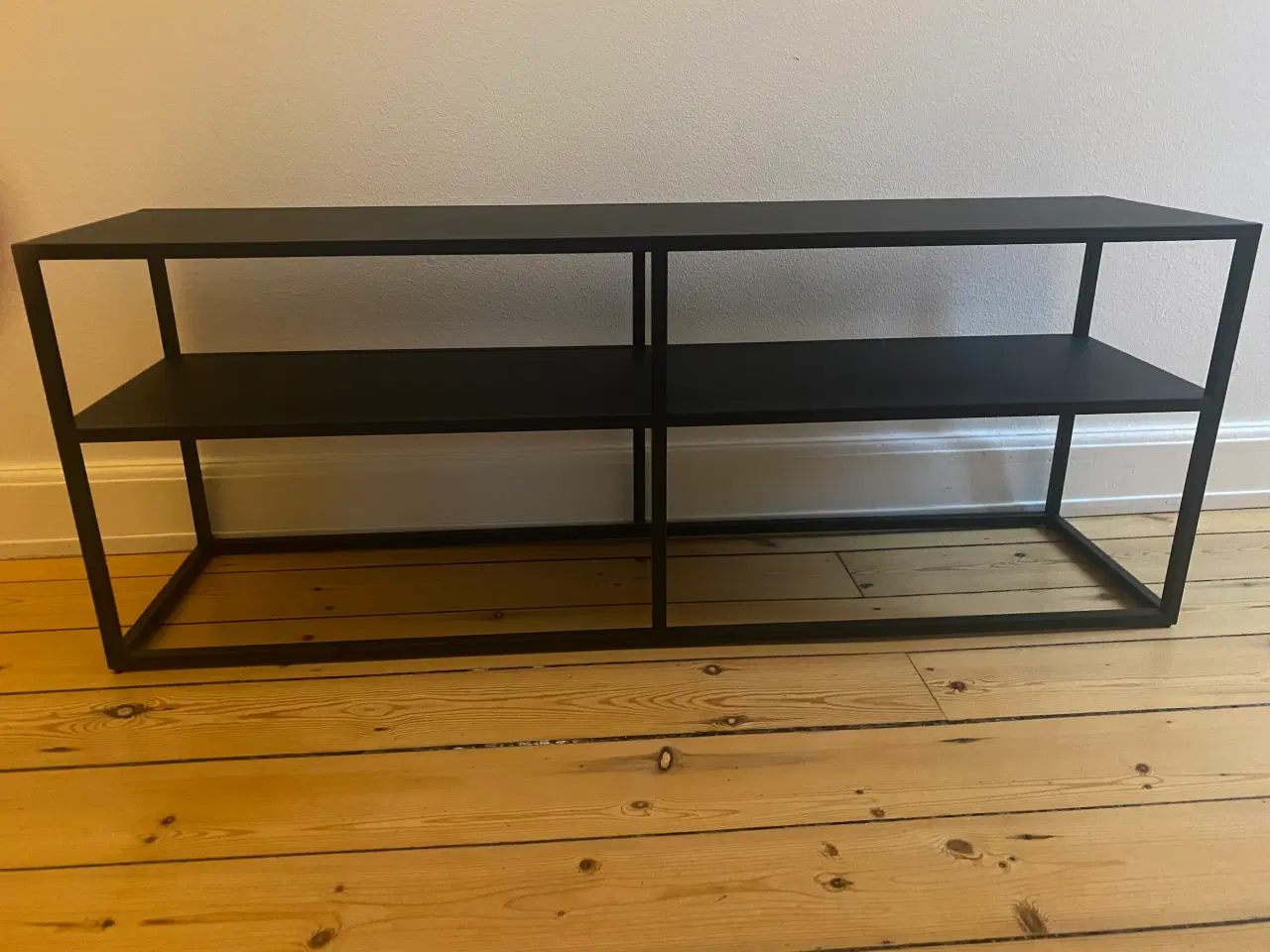 Billede 1 - TV-bord eller lav reol