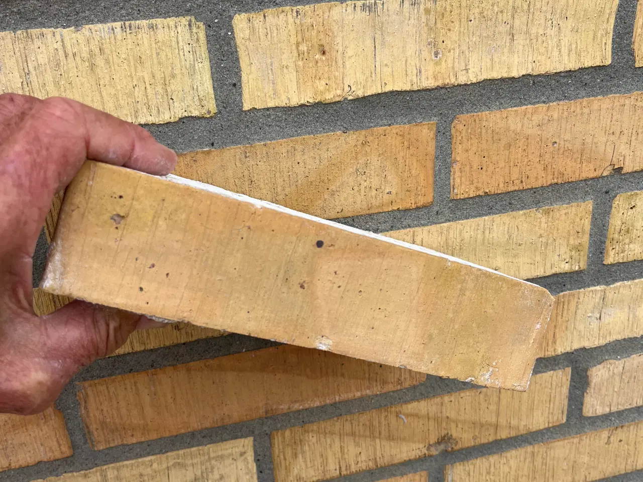 Billede 1 - Gule mursten med skurestriber