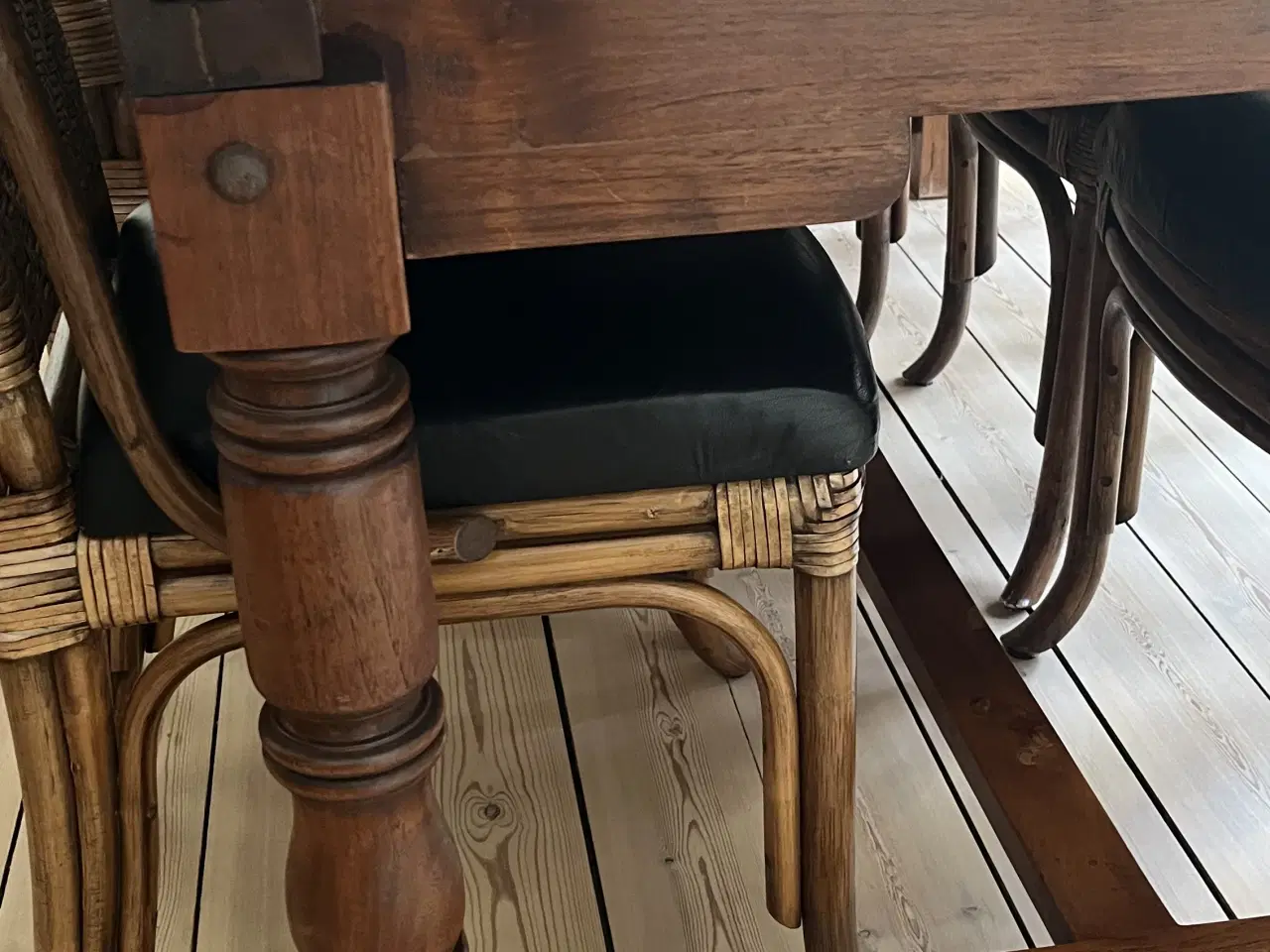 Billede 2 - Bord + 6 stole 