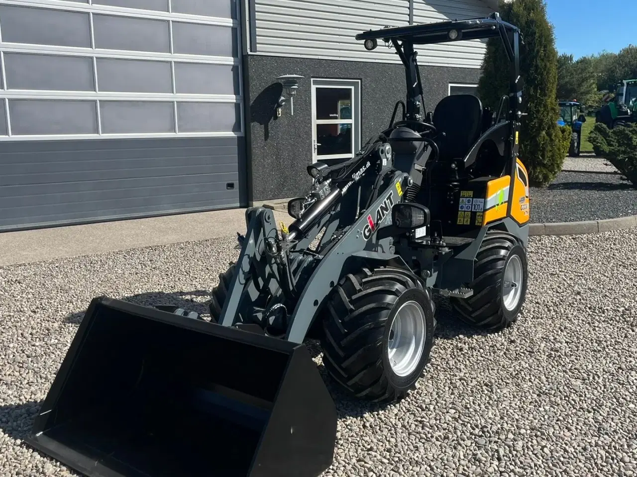 Billede 3 - Giant G2200E X-tra E Elektrisk minilæsser. DEN HAR KUN KØRT DEMO OG ER SOM NY