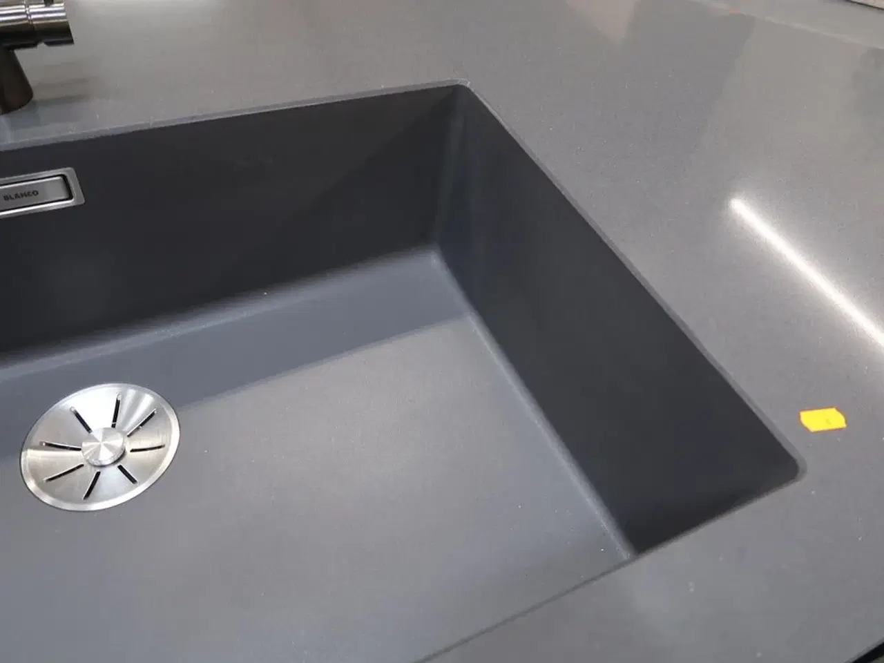 Billede 31 - Køkken NORDANRO uden hårdehvidearer/armatur med stenbordplade SILESTONE
