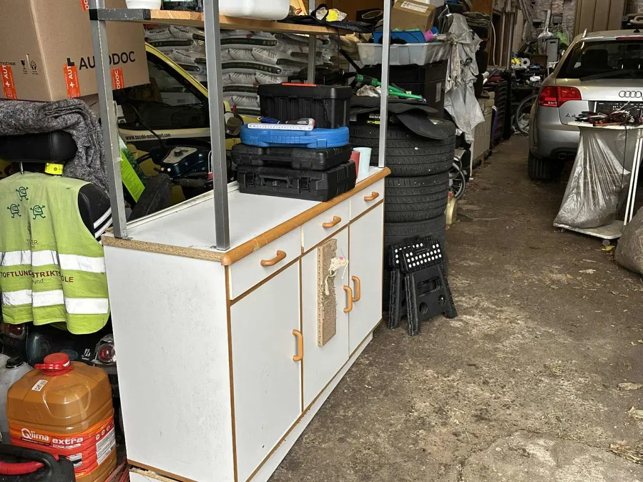 Billede 1 - Sælges køkken bord brugt i vores fortelt 