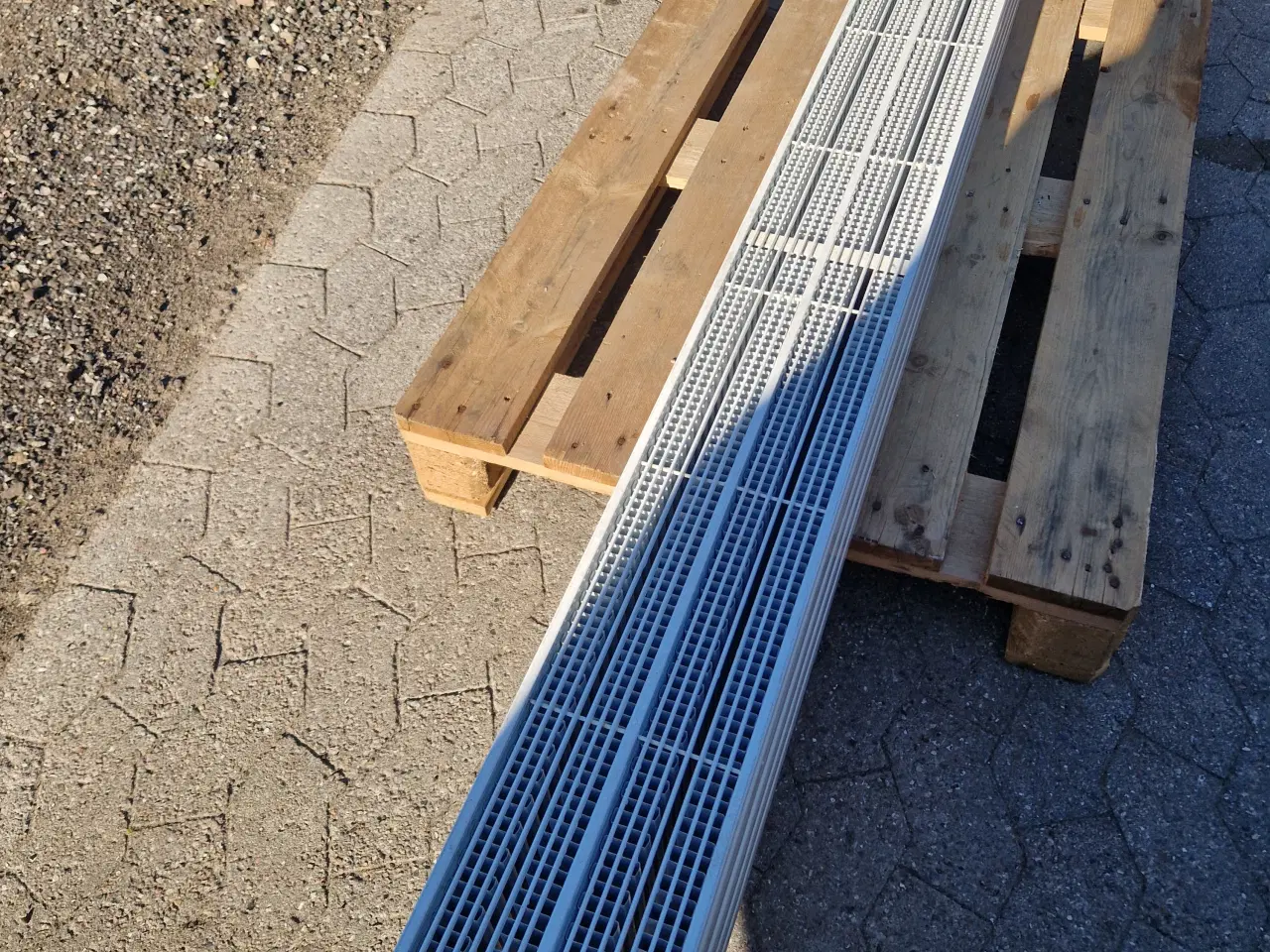 Billede 1 - Gulvradiator 34 lavkonvekter 21×240 22m2