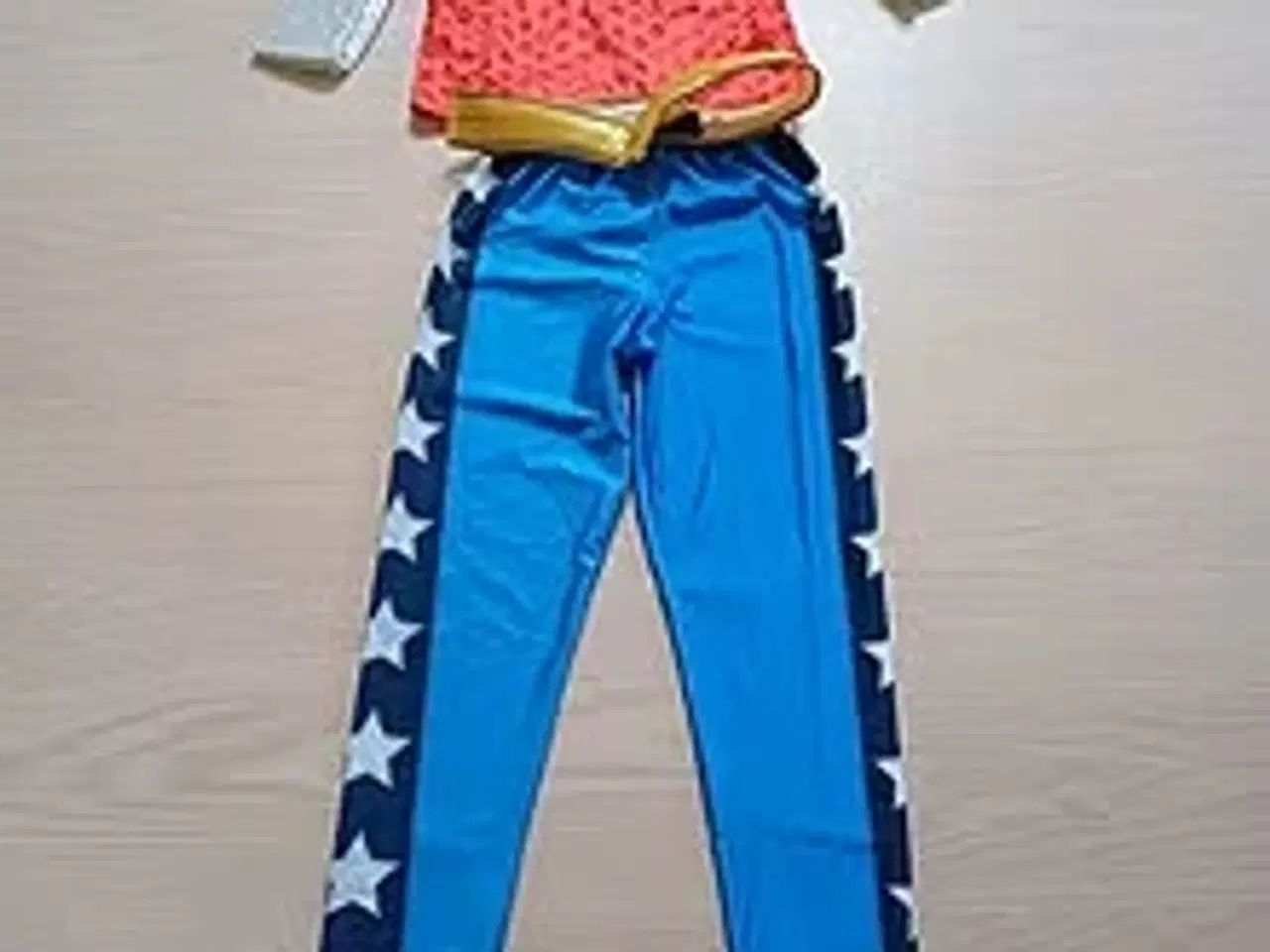 Billede 1 - Udklædningstøj til pige str. 140