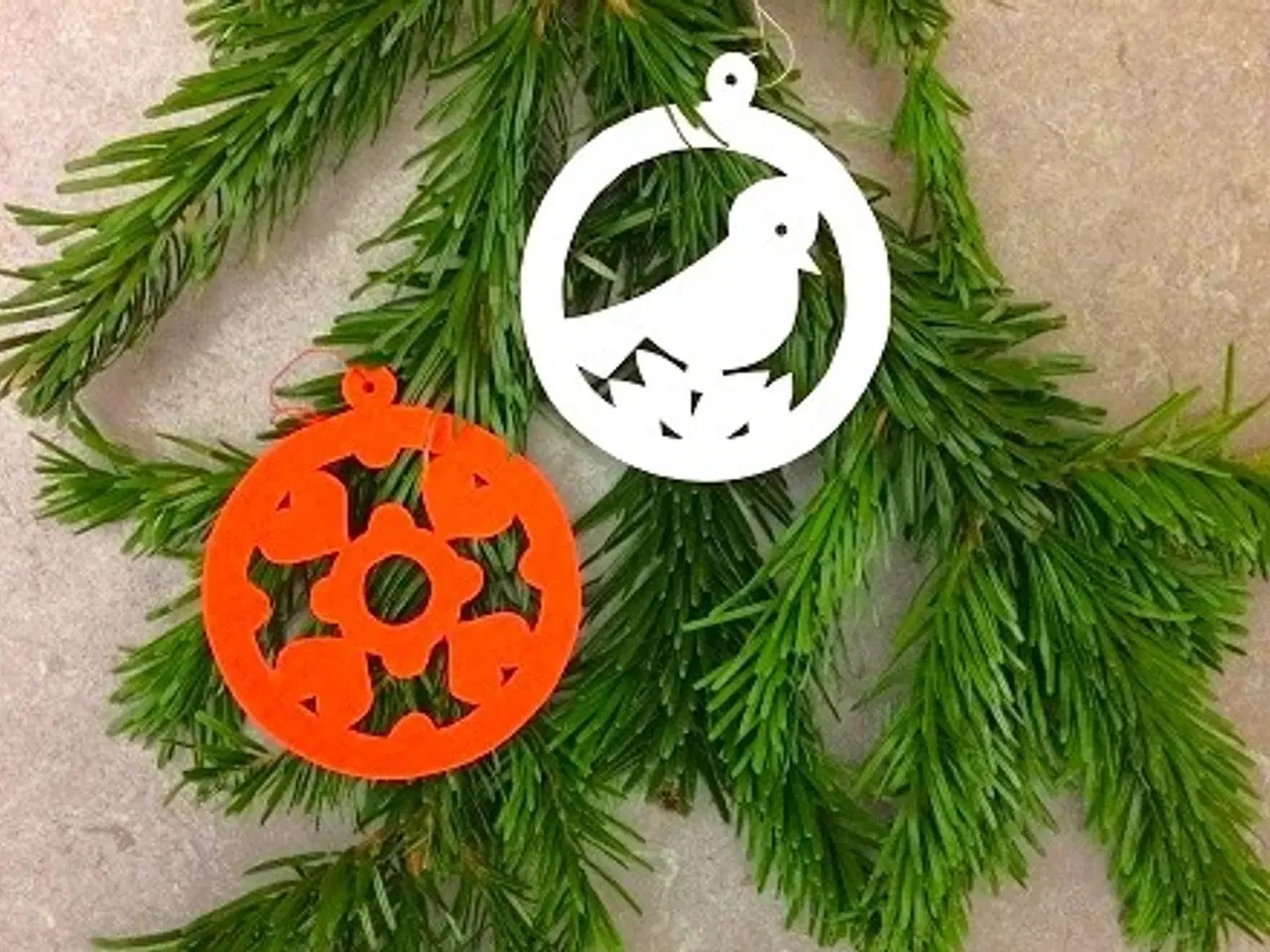 Billede 4 - JULEKLIP. Håndskåret i rød og hvid karton. Nisser,