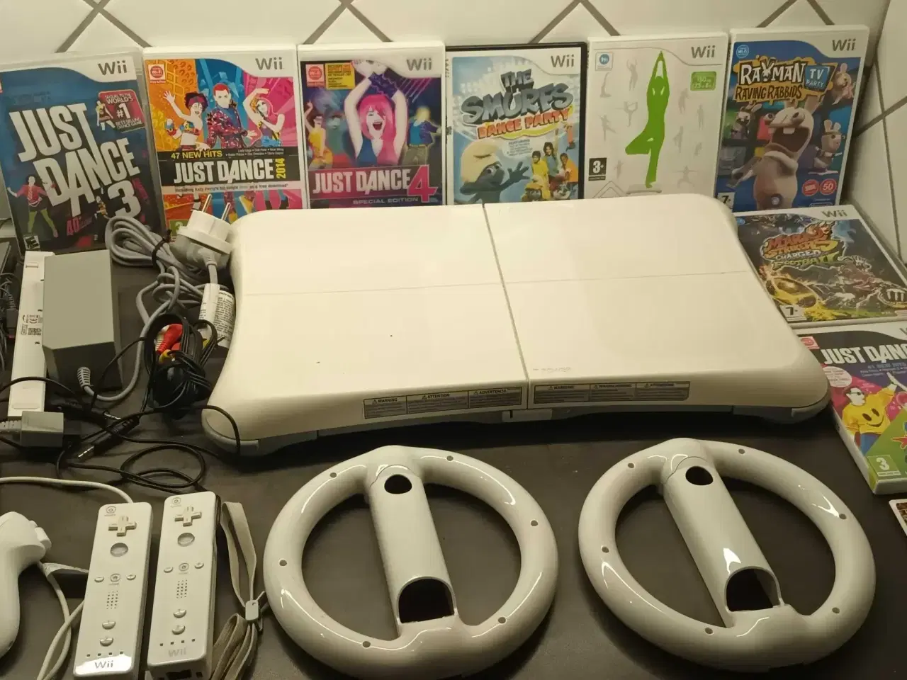 Billede 1 - WII komplet med udstyr og spil.