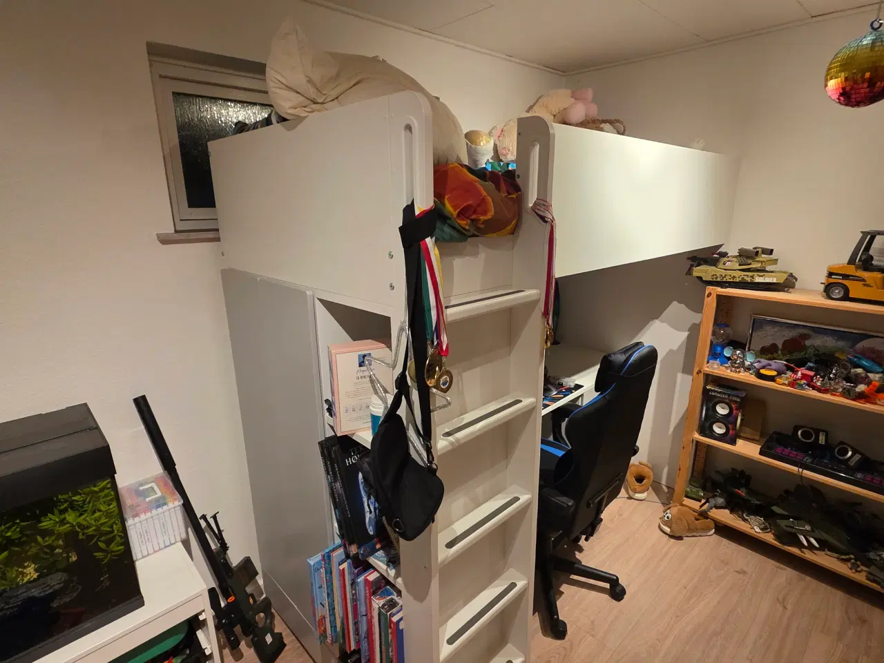 Billede 1 - Ikea højseng, hvid/med skrivebord med 4 skuffer