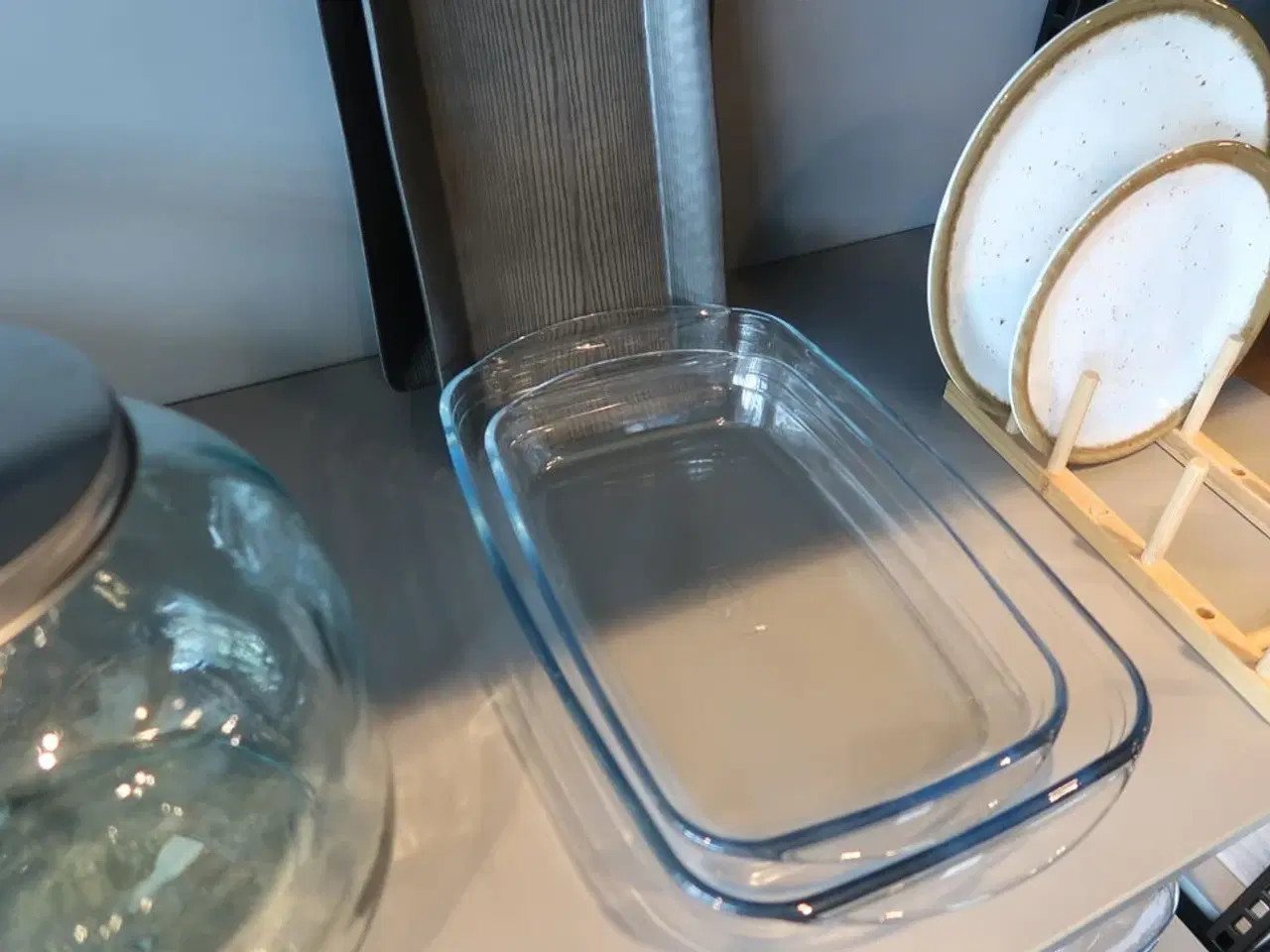 Billede 3 - Dispensere med taphane, tallerkener og fade