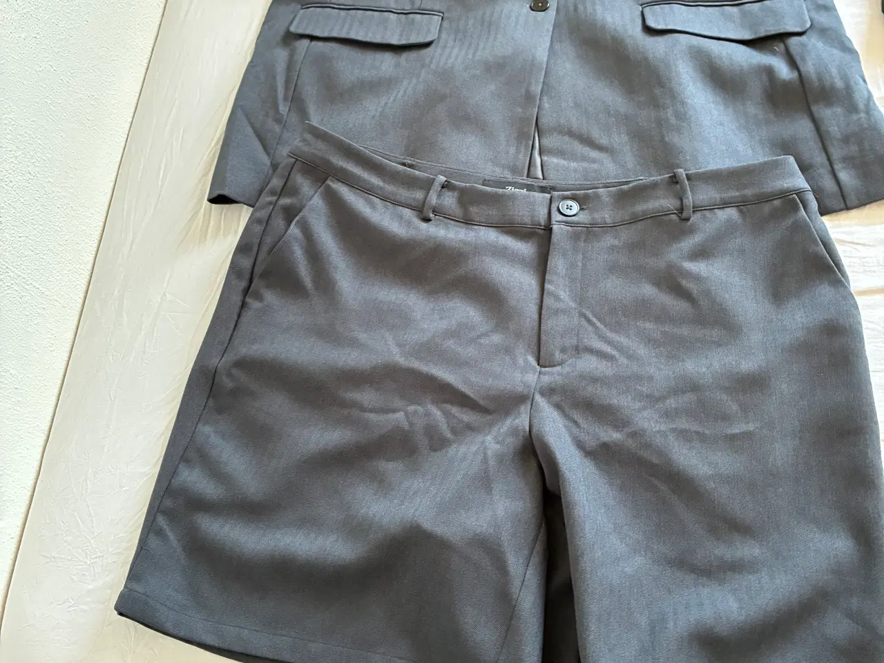 Billede 3 - Habit jakke og shorts sæt 