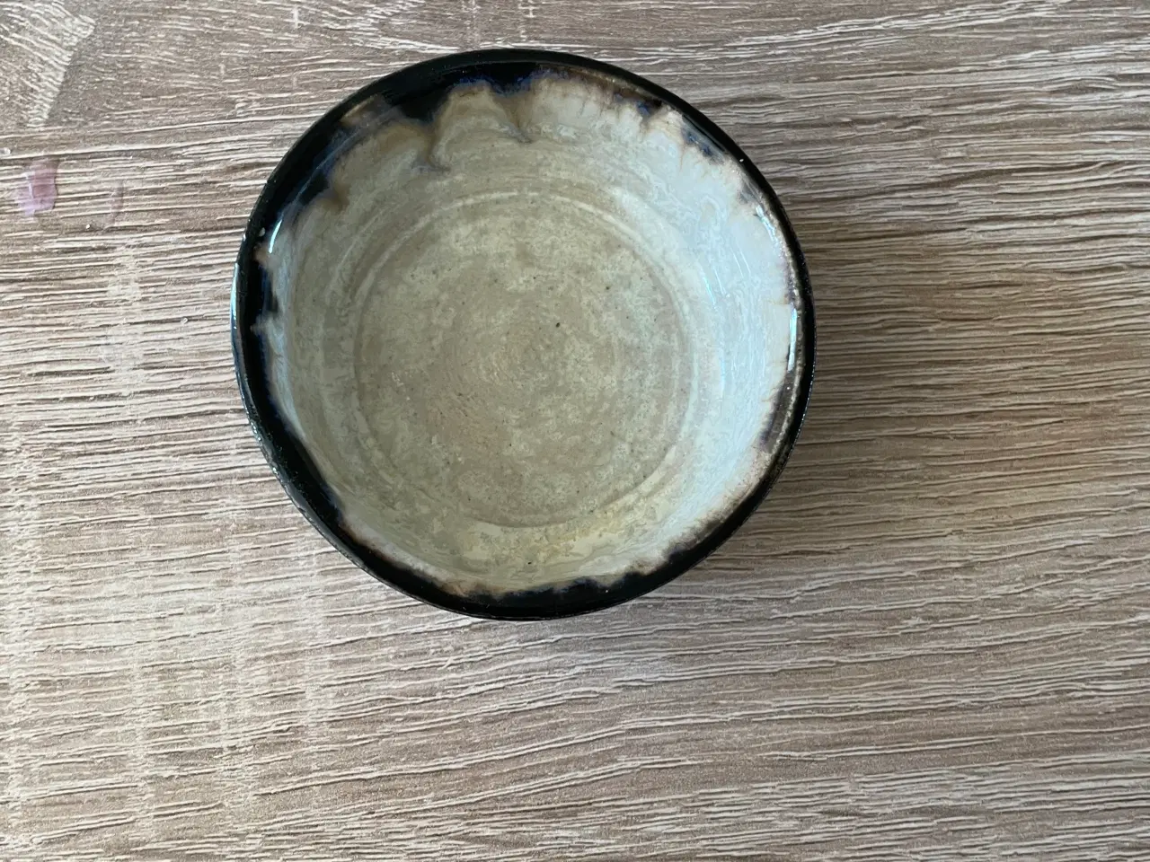 Billede 2 - Vildt sød lille håndlavet keramik krukke i sort
