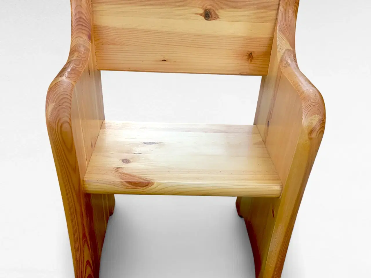 Billede 9 - Robust barnestol i massivt lakeret fyrretræ