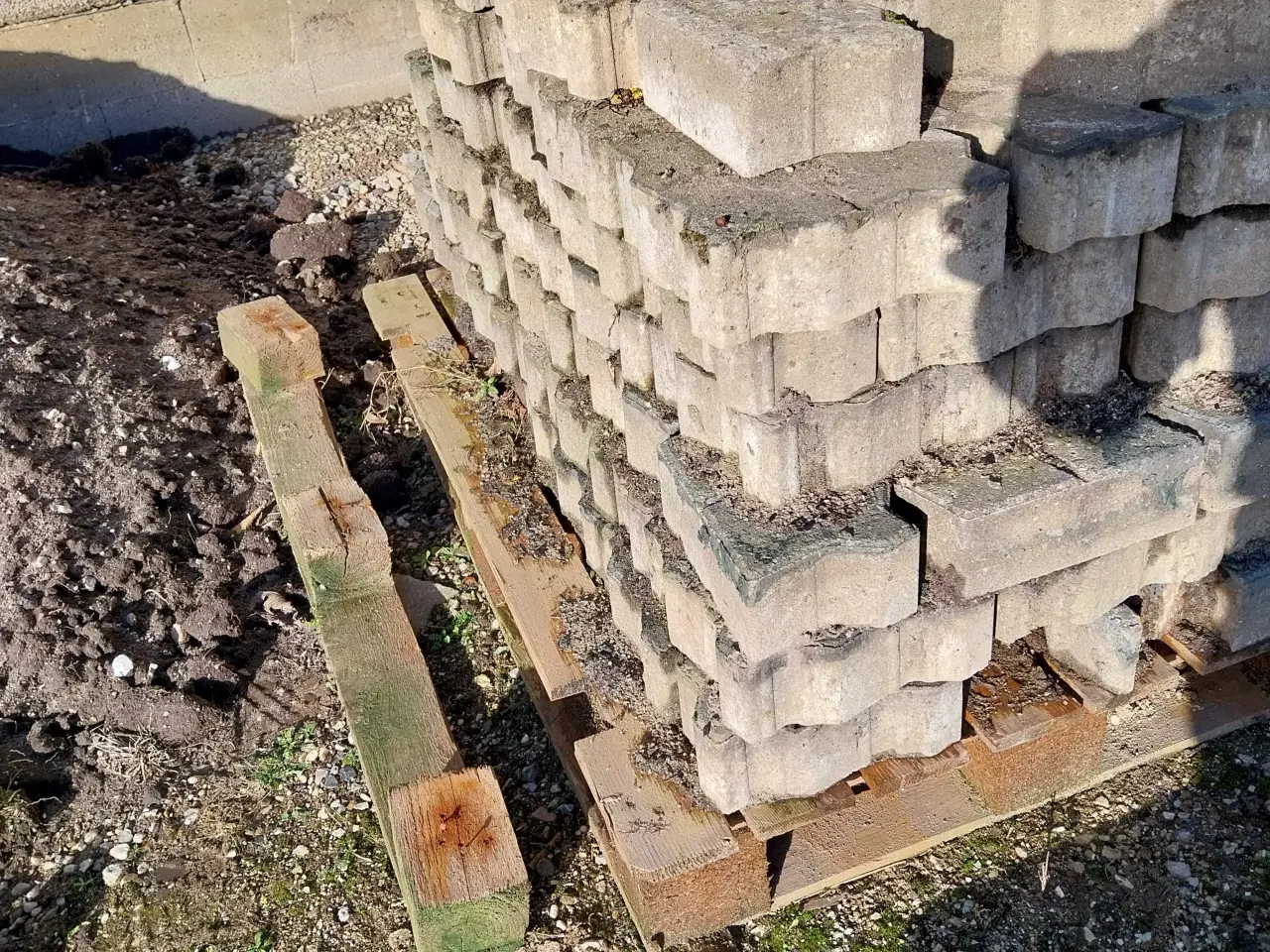 Billede 3 - Køresten/ fliser  Bortgives