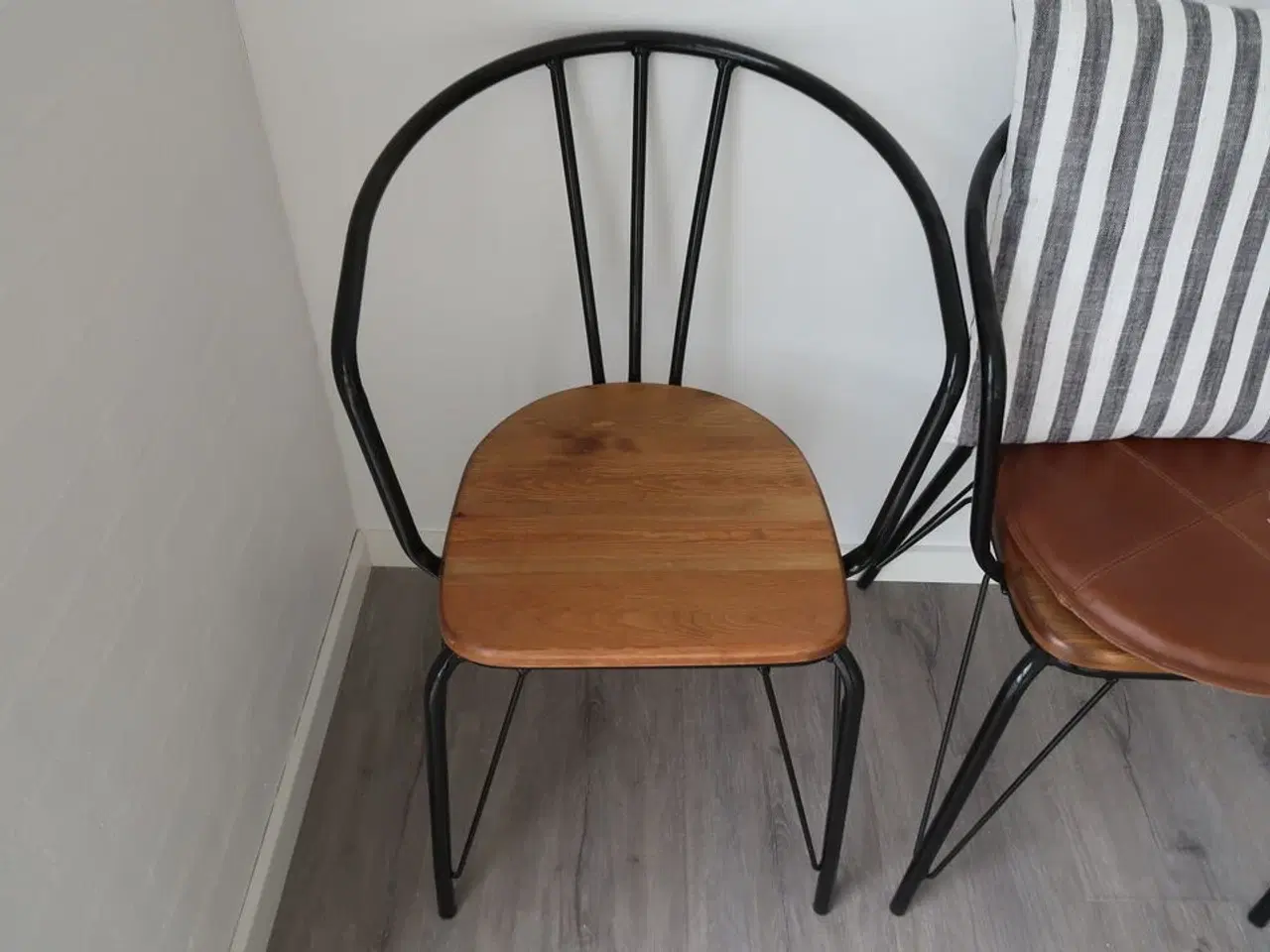 Billede 2 - 2 stk. Retro stole med puder