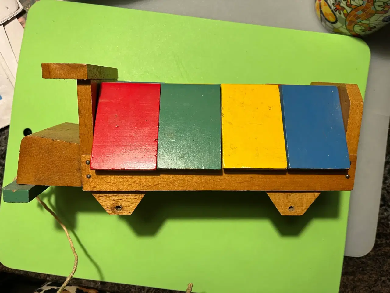 Billede 2 - Legetøjs-træbil, mangler 1 aksel. Giv bud.