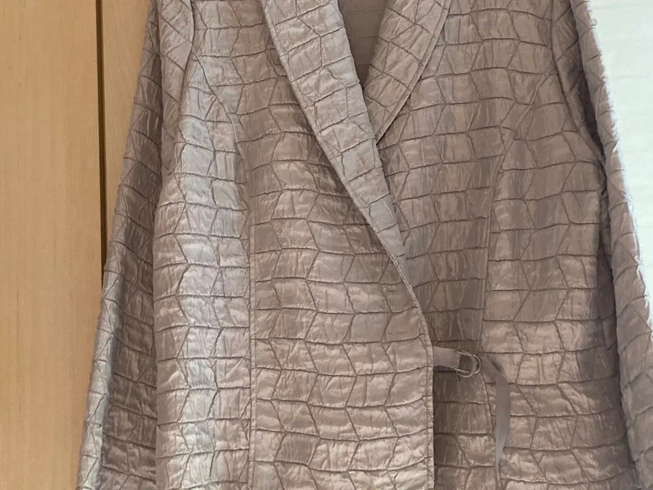 Billede 5 - Festjakke; let og behagelig sølvfarvet blazer