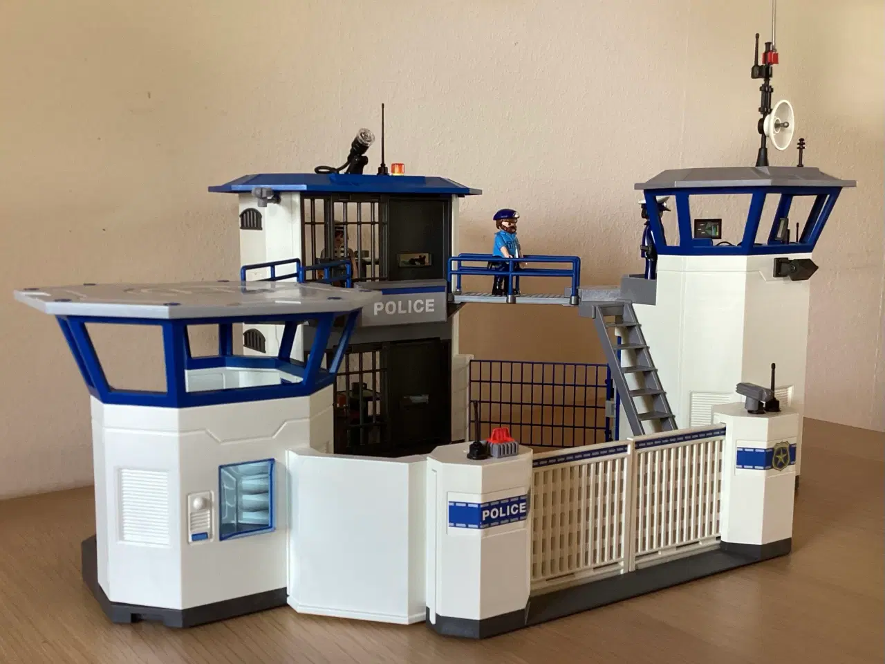 Billede 8 - Politikommandocentral med fængsel, Playmobil nr. 6