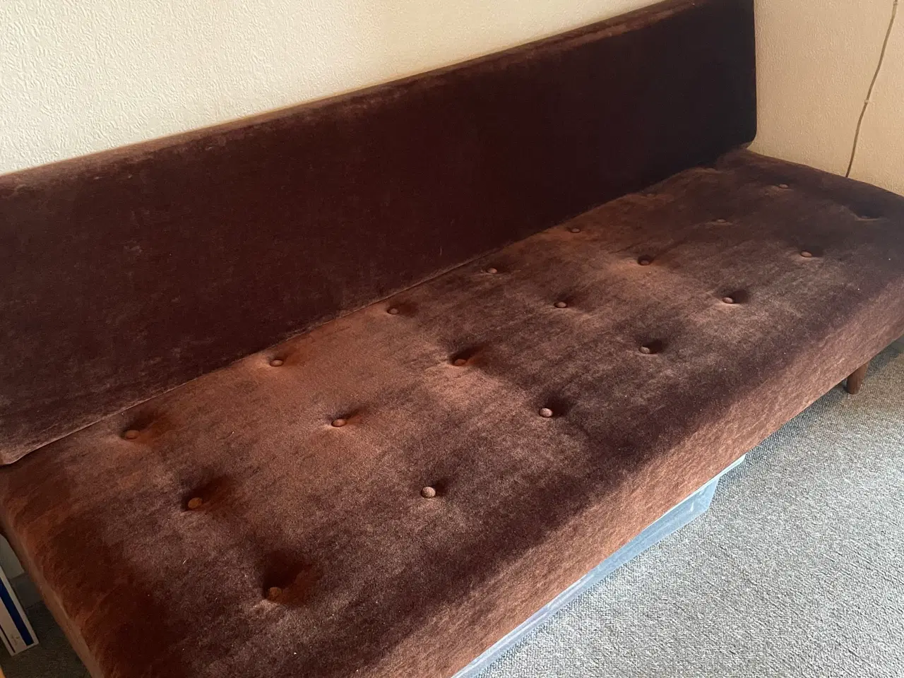 Billede 1 - Velour brun sofa med løs ryglæn
