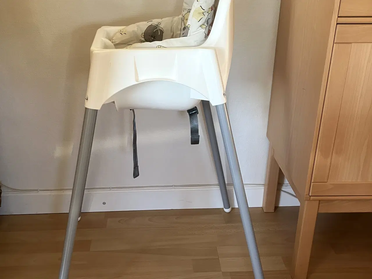 Billede 4 - Høj stol – IKEA.  