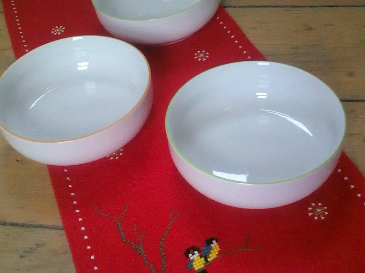 Billede 10 - Hvid bordløber m guldstjerner korssting