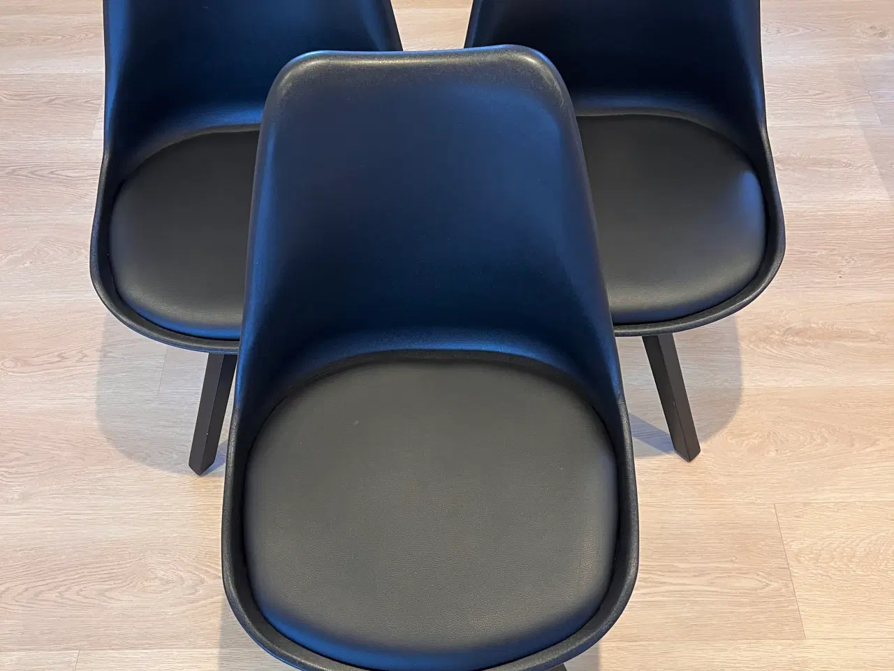 Billede 1 - Spisebordsstole i sort plast