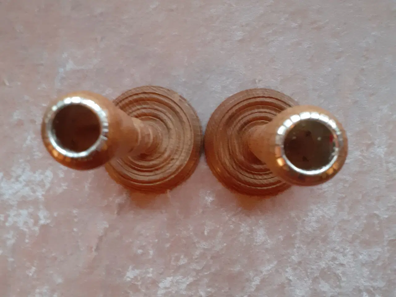 Billede 2 - 2 lysestager i egetræ - hånddrejet / sæt