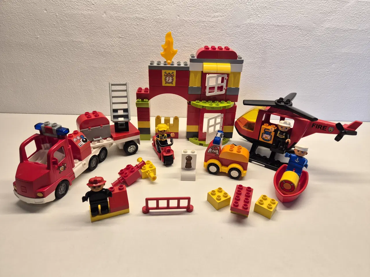 Billede 1 - Duplo Brandstation med Brandbiler og Helikopter 