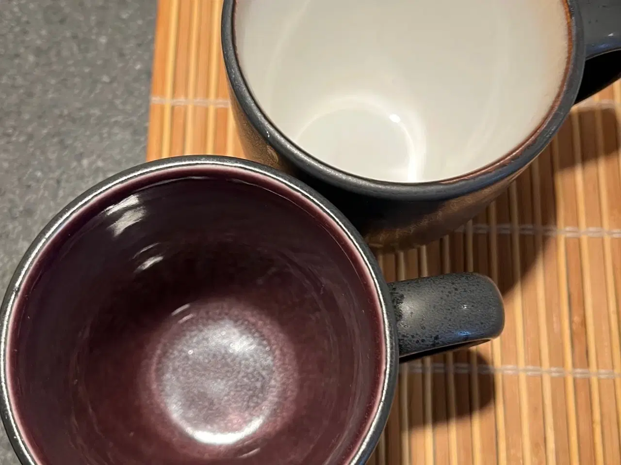 Billede 1 - 2 Bitz krus - ens udvendigt - lilla og cremefarvet