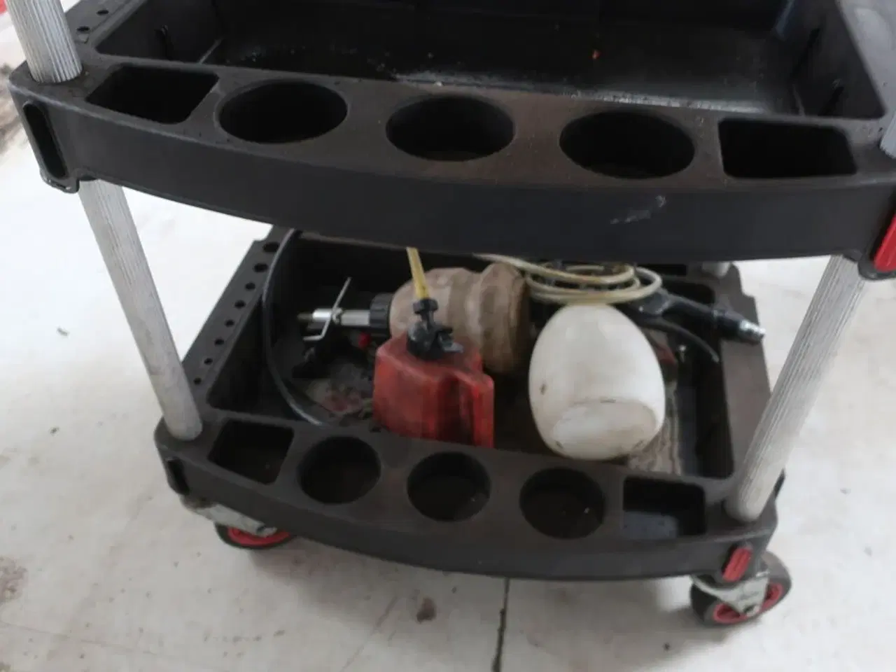 Billede 4 - Rullebord med indhold