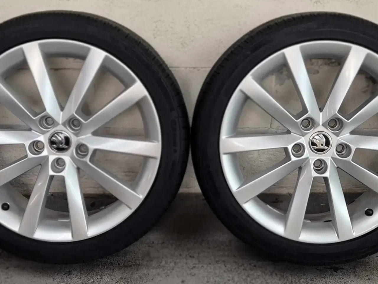 Billede 2 - SKODA 18" ORIGINAL ALUFÆLGE MED NYE SOMMERDÆK5x112