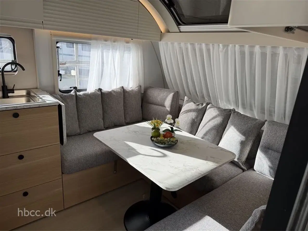 Billede 3 - 2026 - Adria Adora 522 UP   Adria Adora 522 UP – Komfortabel familievogn med dobbeltseng og rundsiddegruppe