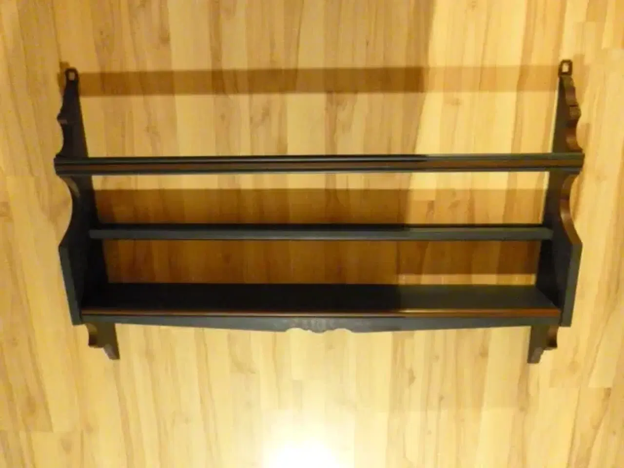 Billede 4 - Tallerkenrække og hylde