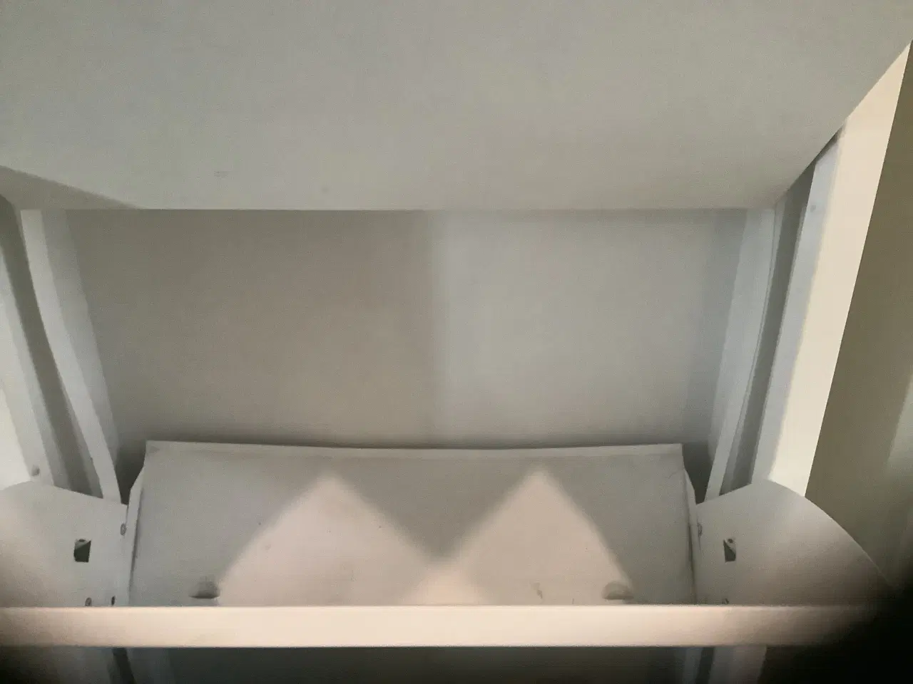 Billede 2 - 3 stk. sko skabe med 5 skuffer i hvid metal