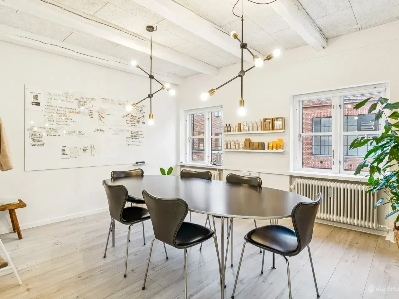 Billede 13 - Lyst og indbydende kontor med nordisk æstetik og unikke detaljer