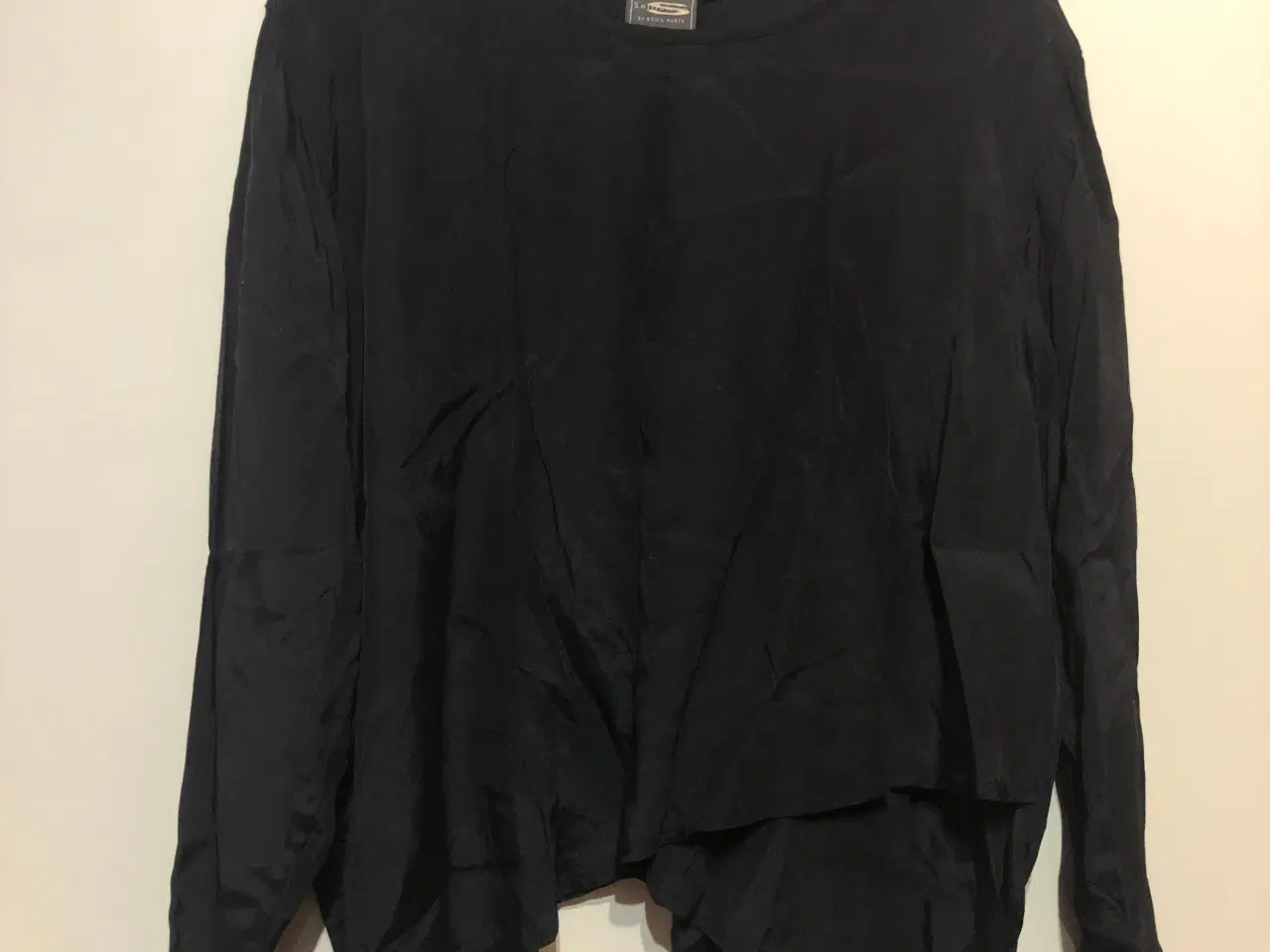 Billede 1 - Bluse i sort med lange ærmer og skrå slidser