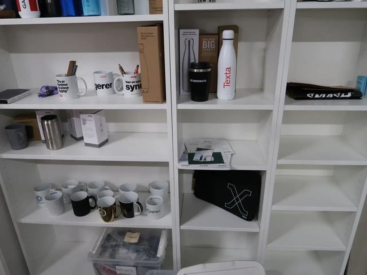 Billede 3 - Reol med indhold