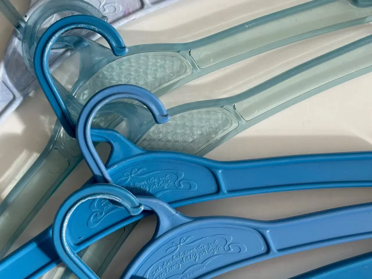 Billede 2 - Retro plastikbøjler, blålige, 7 stk samlet