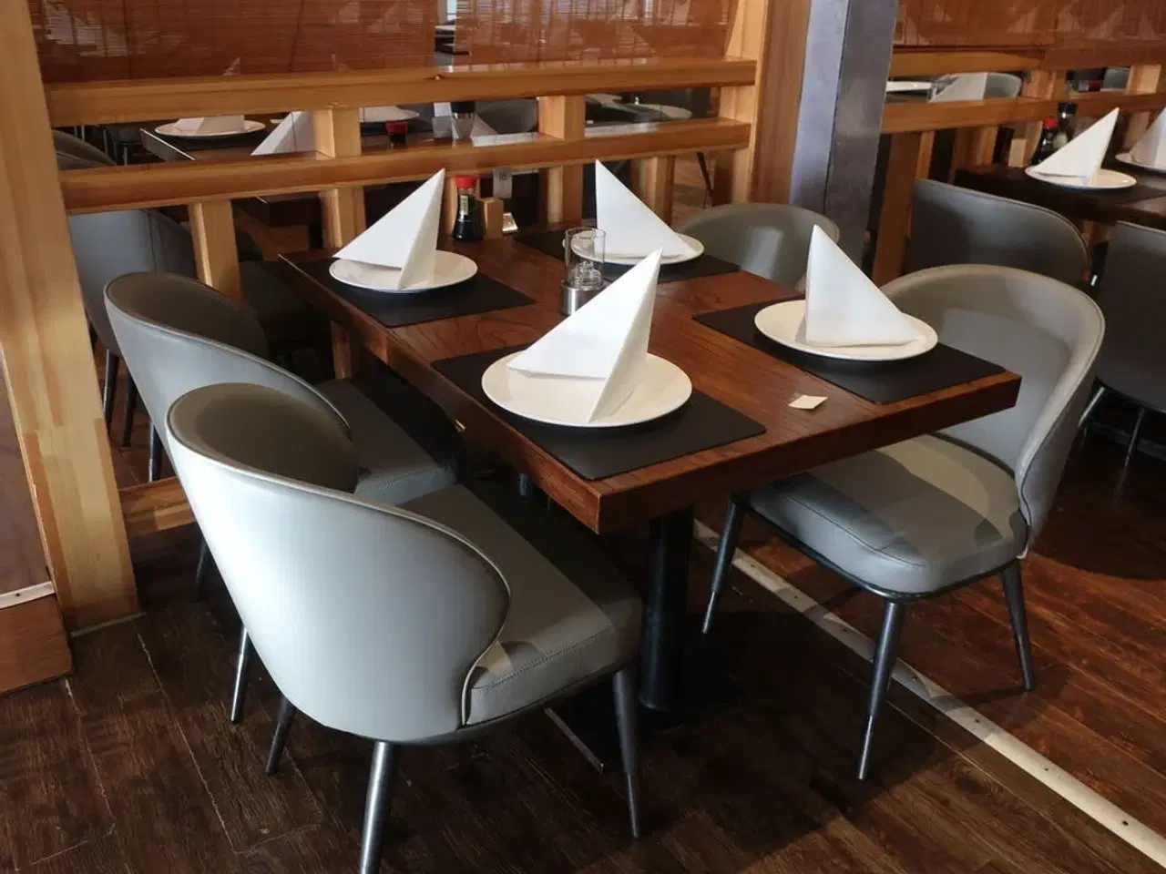 Billede 2 - Bord og 4 nye stole