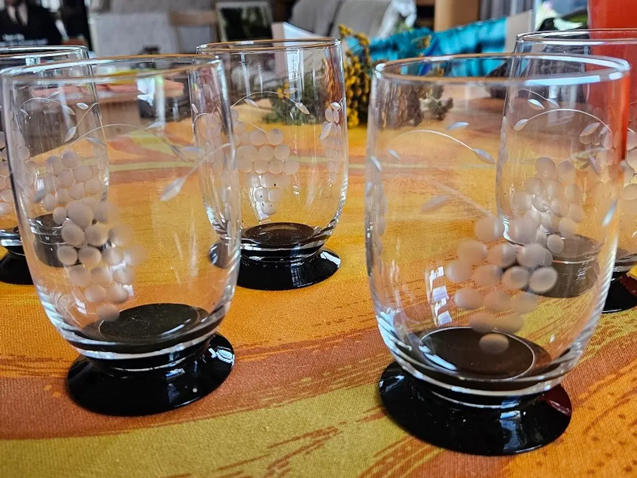 Billede 3 - 5 sortfods glas fra Holmegaard, samlet pris 150 kr