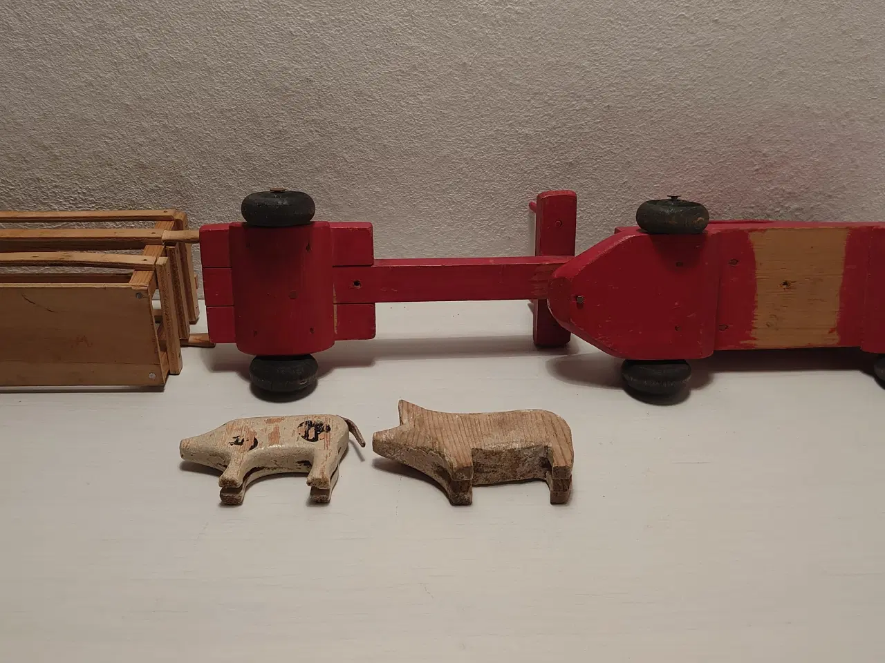 Billede 5 - Fængselslegetøj:Grisetransport med 2grise.L.32,5cm