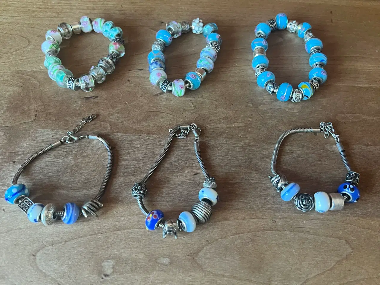 Billede 1 - Smukke armbånd med charms