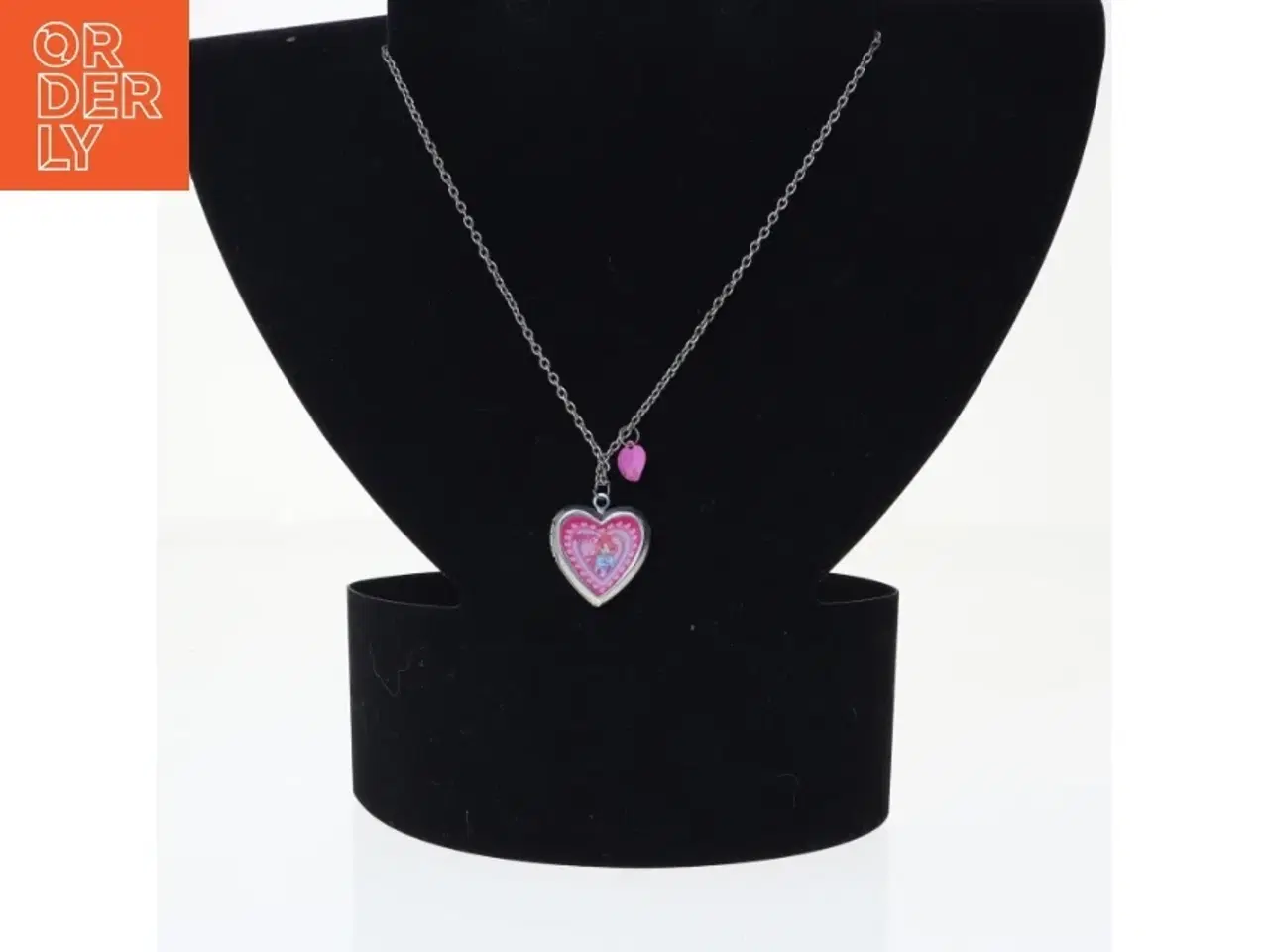 Billede 1 - Sølvfarvet hjertevedhæng med kæde (str. 46 cm)