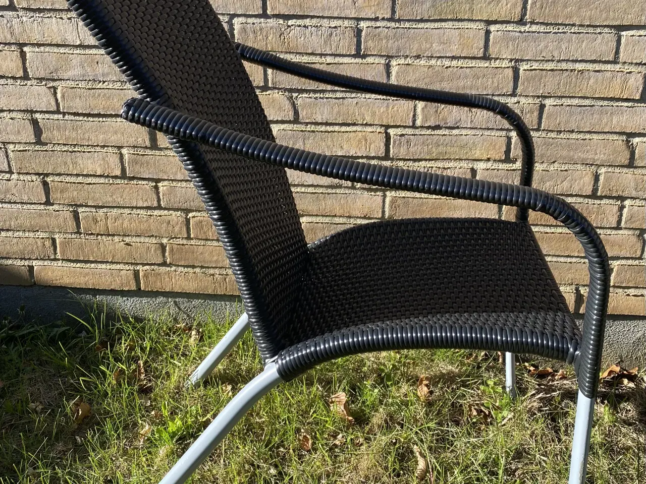 Billede 4 - Havestol i flet med armlæn 