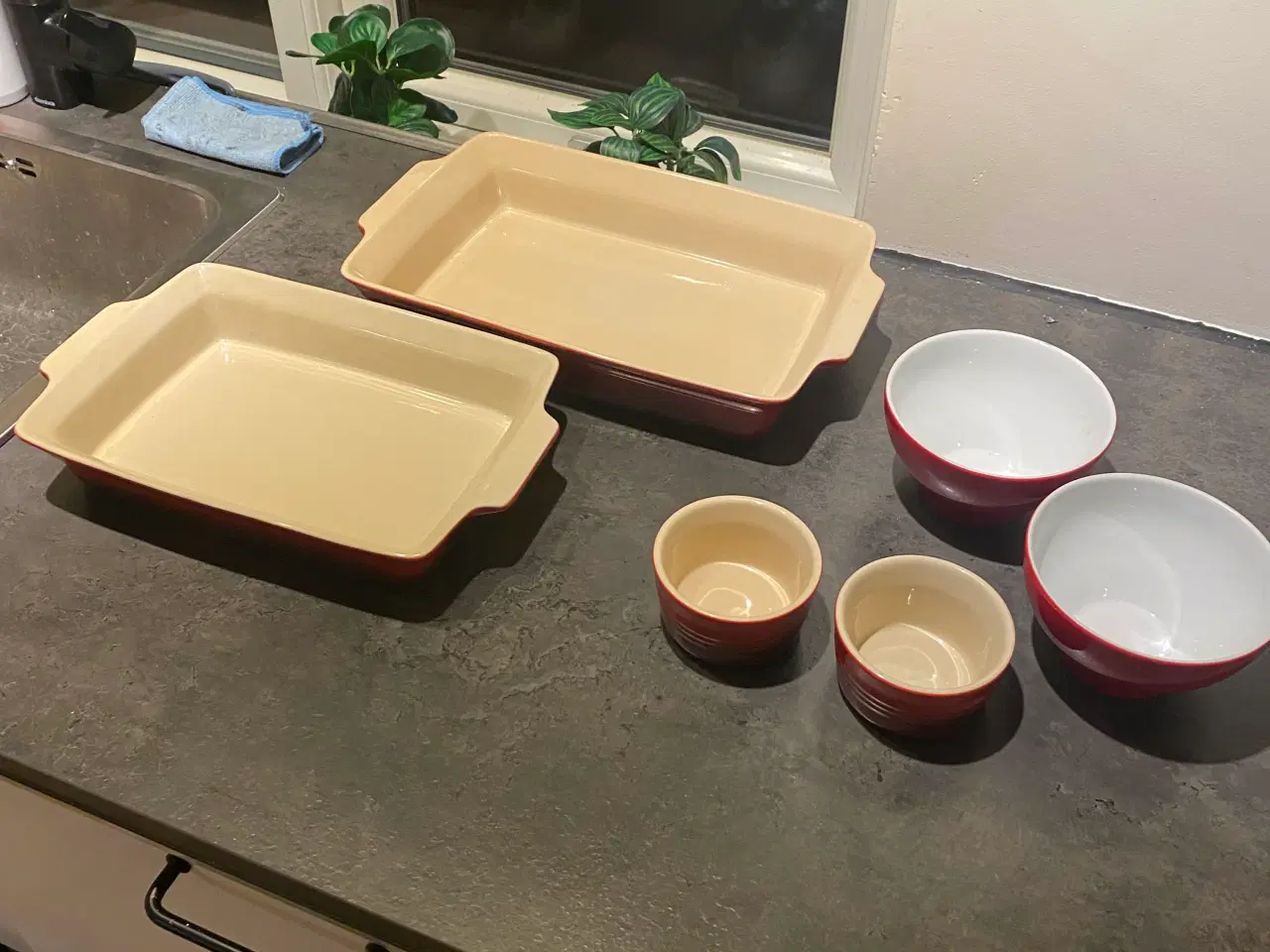 Billede 2 - Rødt fade til ovnen og 4 skåle kun brugt et par ga